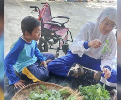 Nyantrik siswa kelas 6 SDIT Bening di dapur Sekolah Bening