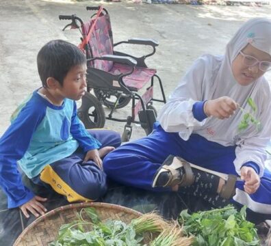 Nyantrik siswa kelas 6 SDIT Bening di dapur Sekolah Bening