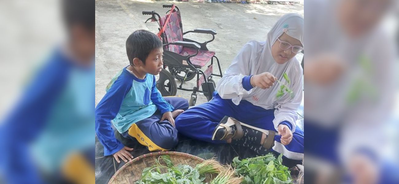 Nyantrik siswa kelas 6 SDIT Bening di dapur Sekolah Bening